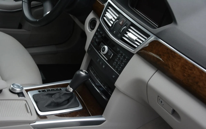 Mercedes-Benz Klasa E cena 49900 przebieg: 278000, rok produkcji 2010 z Łobez małe 379